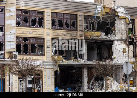 Irpin, Kyev regione Ucraina - 09.04.2022: Città dell'Ucraina dopo l'occupazione russa. Edifici distrutti per le strade di Irpen. Rotto, sgusciato