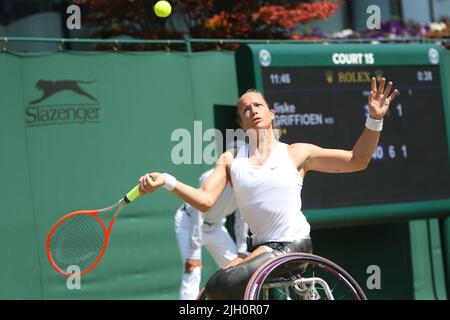 Jiske Griffioen dei Paesi Bassi è un tennista olandese che gioca nella competizione femminile di single su sedia a rotelle al Wimbledon 2022. Foto Stock