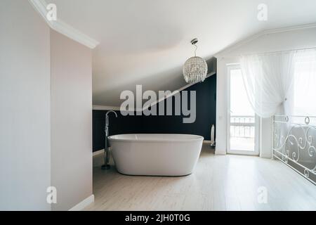 Bagno bianco in casa moderna si trova nella camera da letto principale. Foto Stock