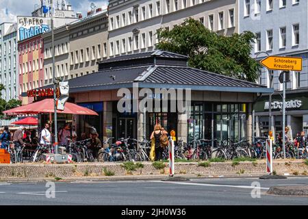 La stazione della metropolitana Hermannplatz U-bahn di Neukölln, Berlino, serve U8 e U7 linee Foto Stock