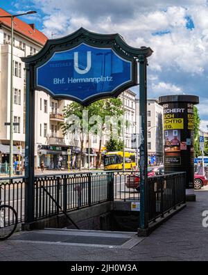 La stazione della metropolitana Hermannplatz U-bahn di Neukölln, Berlino, serve U8 e U7 linee Foto Stock