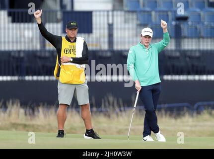 Robert MacIntyre di Scozia (a destra) sul 2nd verde durante il primo giorno dell'Open at the Old Course, St Andrews. Data foto: Giovedì 14 luglio 2022. Foto Stock