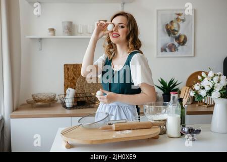 Ragazza dolciaria che tiene le uova di pollo nelle sue mani Foto Stock