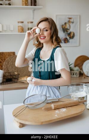 Ragazza dolciaria che tiene le uova di pollo nelle sue mani Foto Stock