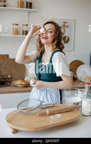 Ragazza dolciaria che tiene le uova di pollo nelle sue mani Foto Stock