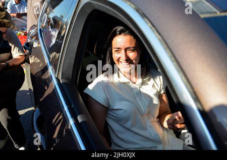 Tunisi, Tunisia. 13th luglio 2022. Tunisi, Tunisia. 13 luglio 2022. Il tennista tunisino Ons Jabeur arriva all'aeroporto Tunisi-Cartagine di Tunisi dopo aver suonato la finale del Wimbledon Grand Slam. Sabato Ons Jabeur ha solo perso per poco il suo primo titolo singolo Grand Slam a Wimbledon (Credit Image: © Hasan Mrad/IMAGESLIVE via ZUMA Press Wire) Foto Stock