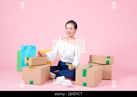 Startup piccola impresa imprenditore PMI freelance donna lavoro con smartphone Foto Stock