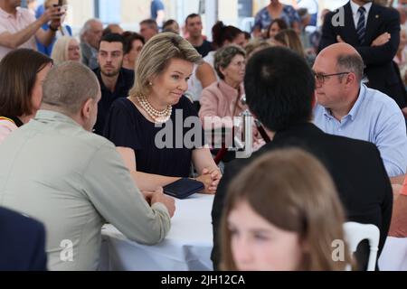 La regina Mathilde del Belgio ha ritratto durante una visita reale alla città di Limbourg, un anno dopo le devastanti inondazioni che hanno toccato la regione, giovedì 14 luglio 2022. Il 14 luglio segna il primo anniversario delle terribili inondazioni che hanno colpito la Vallonia la scorsa estate. Nel luglio 2021 - il 14th e il 15th - un torrente reale si riversò su diversi comuni valloni, principalmente nelle province di Liegi, Namur e Lussemburgo. Circa 100.000 persone sono state colpite da questo disastro che ha ucciso 39 persone. Tra il 45.000 e il 55.000 le abitazioni sono state danneggiate e più di 10.000 veicoli sono stati distrutti. BELGA PHOTO BENOIT DOPPAGNE Foto Stock