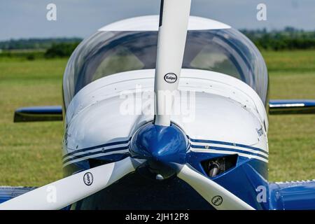 Breclav, Repubblica Ceca - 02 luglio 2022 giorno dell'aviazione. Harmony LSA frontview di un velivolo sportivo, dettaglio elica Foto Stock