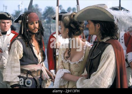 DEPP, KNIGHTLEY, FIORE, PIRATI DEI CARAIBI: LA MALEDIZIONE DELLA PERLA NERA, 2003 Foto Stock