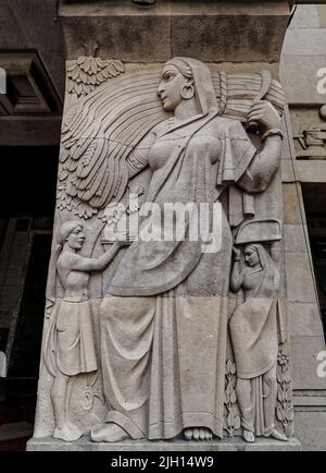 12 17 2021 scultura Art Deco della Donna di lavoro indiana su Industrial Insyurance Building Fort Mumbai Maharashtra India Foto Stock