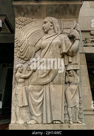 12 17 2021 scultura Art Deco della Donna di lavoro indiana su Industrial Insyurance Building Fort Mumbai Maharashtra India Foto Stock