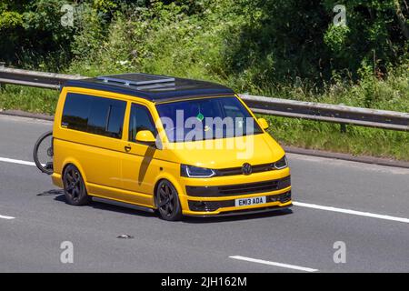 2015 giallo VW Volkswagen Transporter T32 Startline 1968cc, Volkswagen Caravelle, Multivan, Doubleback (Camper), California 6 velocità manual window van; viaggiando sull'autostrada M6, Manchester, Regno Unito Foto Stock