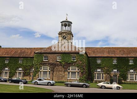 Le macchine sportive Jaguar parcheggiate fuori dal Swinton Estate Hotel, Masham Foto Stock