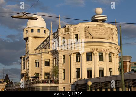 VIENNA, AUSTRIA - 16 agosto 2019: Urania è un istituto pubblico di istruzione e osservatorio a Vienna, Austria. L'Osservatorio di Urania è stato costruito nel 1909 Foto Stock