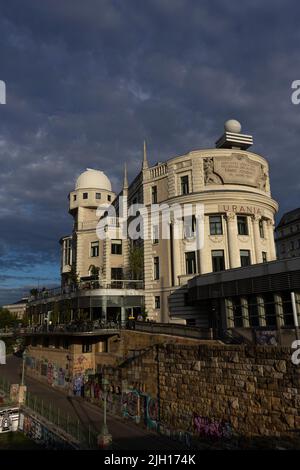 VIENNA, AUSTRIA - 16 agosto 2019: Urania è un istituto pubblico di istruzione e osservatorio a Vienna, Austria. L'Osservatorio di Urania è stato costruito nel 1909 Foto Stock