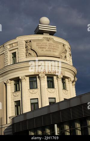 VIENNA, AUSTRIA - 16 agosto 2019: Urania è un istituto pubblico di istruzione e osservatorio a Vienna, Austria. L'Osservatorio di Urania è stato costruito nel 1909 Foto Stock