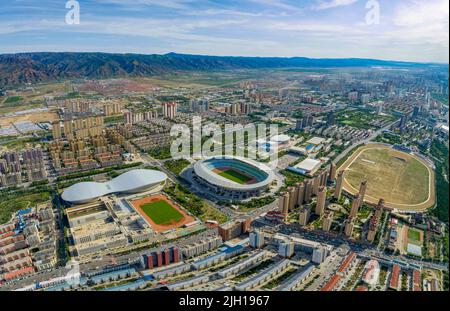 HOHHOT, CINA - 14 LUGLIO 2022 - Foto aerea scattata il 14 luglio 2022 mostra il centro sportivo Hohhot e il complesso dello stadio a Hohhot, Cina nord-orientale. Foto Stock