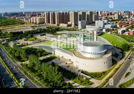 HOHHOT, CINA - 14 LUGLIO 2022 - Foto aerea scattata il 14 luglio 2022 mostra gli edifici di Wulanqat e del Museo interno della Mongolia a Hohhot, Cina settentrionale Foto Stock