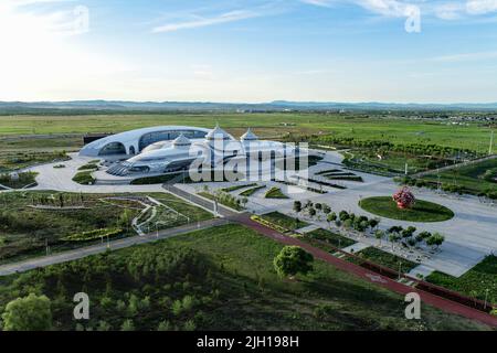 HOHHOT, CINA - 14 LUGLIO 2022 - Foto aerea scattata il 14 luglio 2022 mostra il Centro di Cultura di massa e Sport della minoranza etnica Mongolia interna a Hohhot, Foto Stock