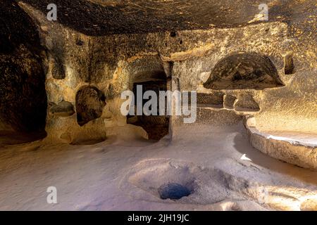 grotte antiche dimore nella valle di zelve in cappadocia turchia Foto Stock