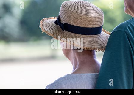 Coppia di mezza età che guarda una partita di polo al parco di polo di Kirtlington nell'Oxfordshire. Foto Stock