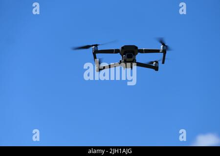 Quadricottero grigio in volo. Foto-video fotografia aerea. Foto Stock