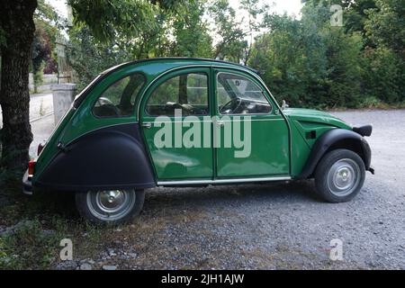 Green 2 CV parcheggiato in un lotto di sporcizia in francia Foto Stock