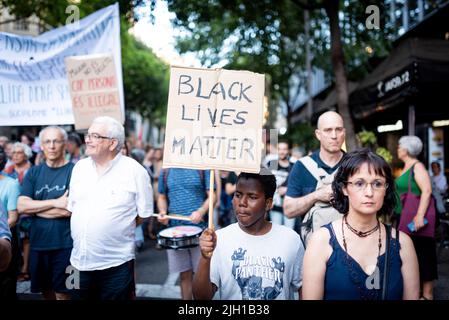 Un ragazzo che detiene un Black Lives Matter segno di marcia attraverso la città di Barcellona durante una protesta contro il trattamento governativo dei migranti a Barcellona, Spagna su Foto Stock