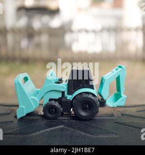 Minuscolo giocattolo in plastica con pale in primo piano Foto Stock