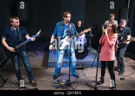 Musica band vivo sul palco Foto Stock