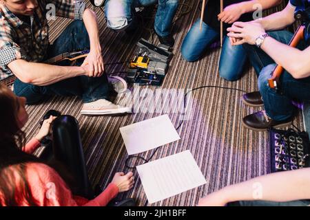 Nuovo brano di prova da parte dei musicisti vista dall'alto Foto Stock