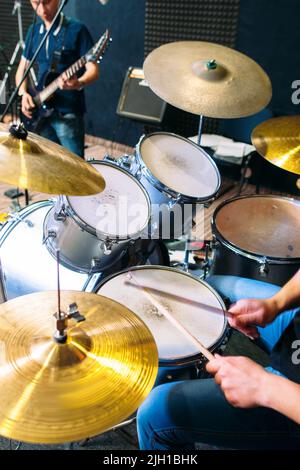 Il batterista gioca sul drum set live close-up Foto Stock