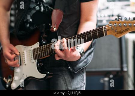 Rocker che suona la chitarra elettrica a sei corde Foto Stock