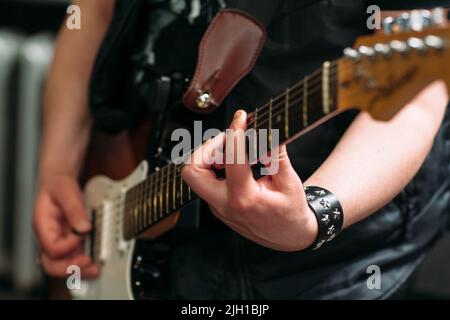 Musicista che suona la chitarra elettrica a sei corde Foto Stock