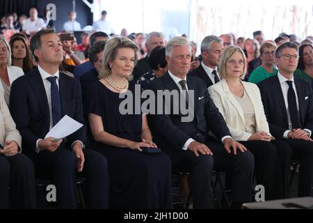 Il primo ministro Alexander De Croo, la regina Mathilde del Belgio e il re Philippe - Filip del Belgio raffigurato durante una visita regale e una cerimonia di commemorazione per le vittime delle inondazioni nella città di Chenee, un anno dopo le devastanti inondazioni che hanno toccato la regione, giovedì 14 luglio 2022. Il 14 luglio segna il primo anniversario delle terribili inondazioni che hanno colpito la Vallonia la scorsa estate. Nel luglio 2021 - il 14th e il 15th - un torrente reale si riversò su diversi comuni valloni, principalmente nelle province di Liegi, Namur e Lussemburgo. Circa 100.000 persone sono state colpite da questo disastro che ha ucciso Foto Stock