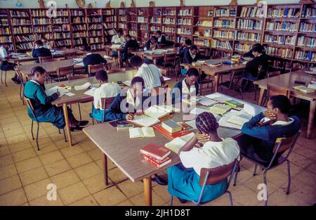 Uganda, Kampala; Ragazze in una scuola di ragazze che lavorano nella sala di lettura. Foto Stock