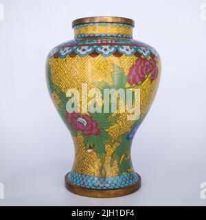 Vaso - Cloisonne smalto, metallo dorato - fine cinese giallo-Ground Cloisonne vaso con decorazione floreale - Cina - inizio 20th secolo Foto Stock