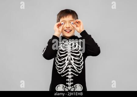 ragazzo in costume di halloween di scheletro con gli occhi Foto Stock