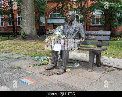 Alan Turing Memorial con fiori ha deposto per il 110th anniversario della sua nascita nel 2022 Sackville Garden Manchester Inghilterra Foto Stock