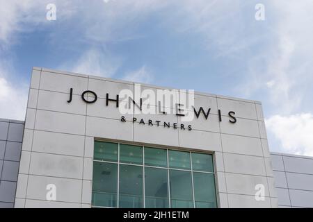 John Lewis & Partners firma sulla facciata dell'edificio, The Mall, Cribbs Causeway, Bristol, Regno Unito Foto Stock