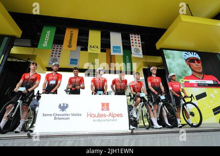 I piloti del team Arkea-Samsic sono raffigurati all'inizio della fase dodici della gara ciclistica del Tour de France, una gara del 166km da Briancon ad Alpe d'Huez, Francia, giovedì 14 luglio 2022. Il Tour de France di quest'anno si svolge dal 01 al 24 luglio 2022. BELGA FOTO DAVID PINTENS - UK OUT Foto Stock