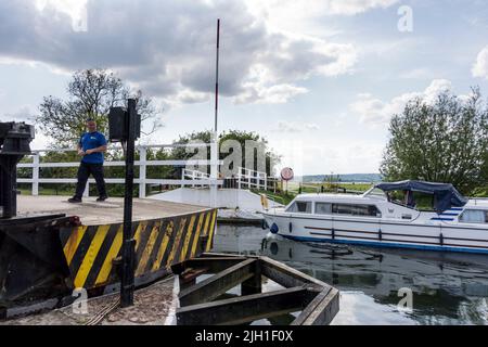La barca passa attraverso il ponte dell'ala di Splatt, Frampton su Severn, Gloucestershire, Regno Unito Foto Stock