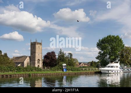 Vista sulla chiesa di St Mary e barca bianca ormeggiata su Gloucester e Sharpness Canal, Frampton su Severn, Gloucestershire, Regno Unito Foto Stock