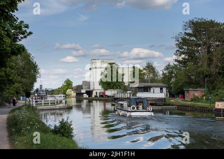 Barca che passa attraverso il ponte di oscillazione di Fretherne, Frampton su Severn, Gloucestershire, Regno Unito Foto Stock