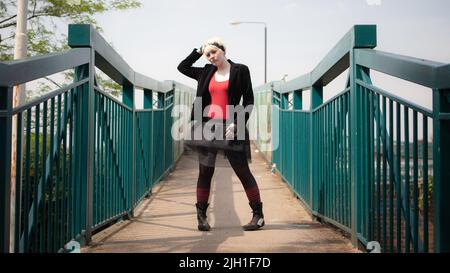 Gotica urbana. Un ritratto sicuro di uno stile di vita alternativo modello adolescente femminile con piercing facciale. Da una serie con lo stesso modello. Foto Stock