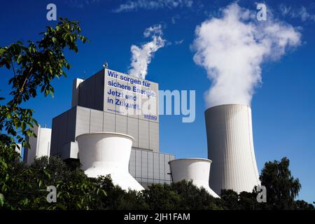 Herten Germania, 14 luglio 2022: Iscrizione *'garantiamo energia sicura. Ora e in futuro"* su un blocco dell'impianto di cogenerazione STEAG di Herten promette energia sicura per il futuro attraverso il carbone duro. La centrale combinata di calore ed energia Herne ha solo un blocco in cui non solo l'elettricità, ma anche il teleriscaldamento per la rete di teleriscaldamento della Ruhr è generato dal carbone duro. Foto Stock