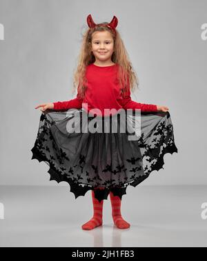 ragazza in costume di halloween e corna del diavolo Foto Stock