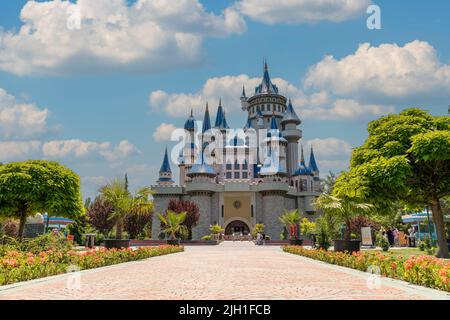 Eskisehir, Turchia - 06 luglio 2022: Parco Sazova a Eskisehir, Turchia. (Science, Art and Culture Park) Castello di Fairy tale Foto Stock