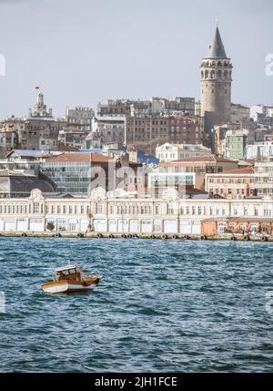 Una piccola barca da pesca va sul Corno d'Oro, di fronte a Beyogly Istanbul. Foto Stock